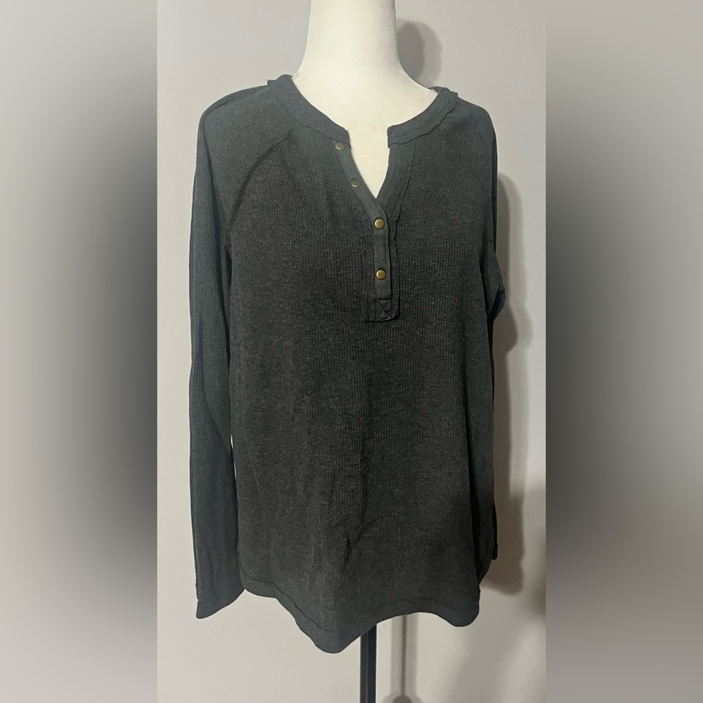 UMGEE Womans Medium Gray Thermal Waffle Shirt with V Neck!
